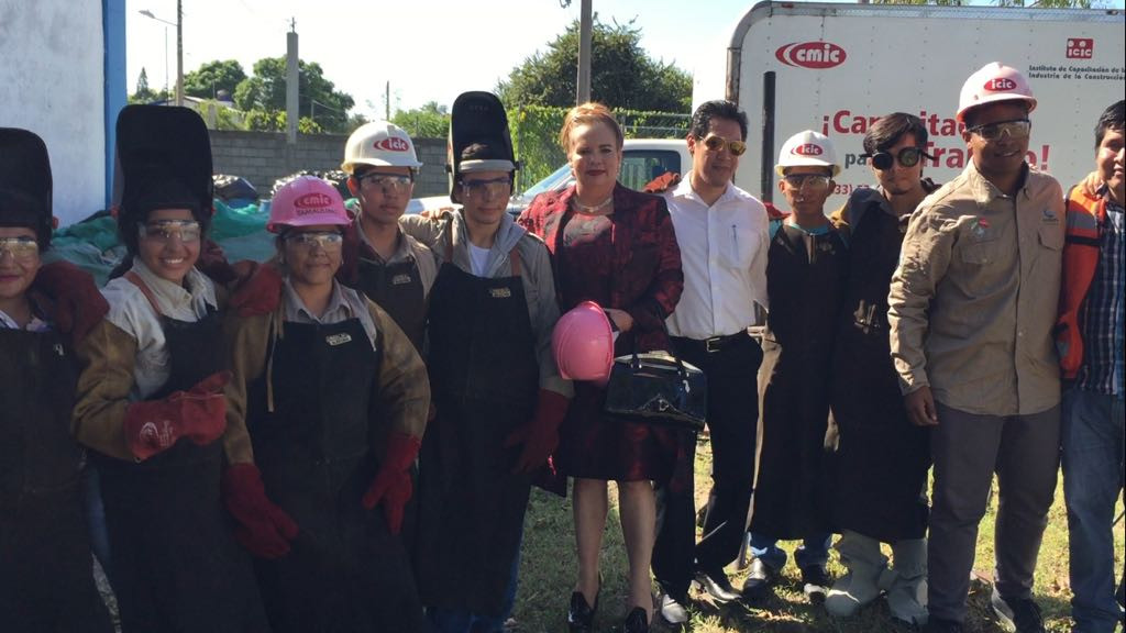 Mujeres son capacitadas para incursionar en el mundo de la construcción