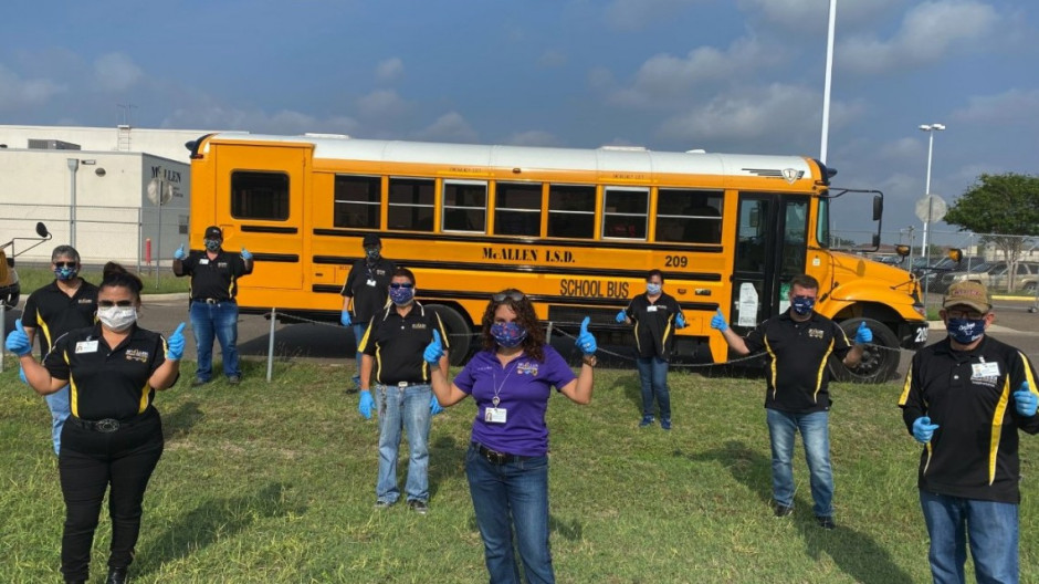 Conductora de transporte escolar de McAllen crea y dona cubre bocas