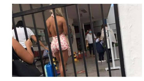 Critican a madre por recoger a su hijo en ropa deportiva en la escuela