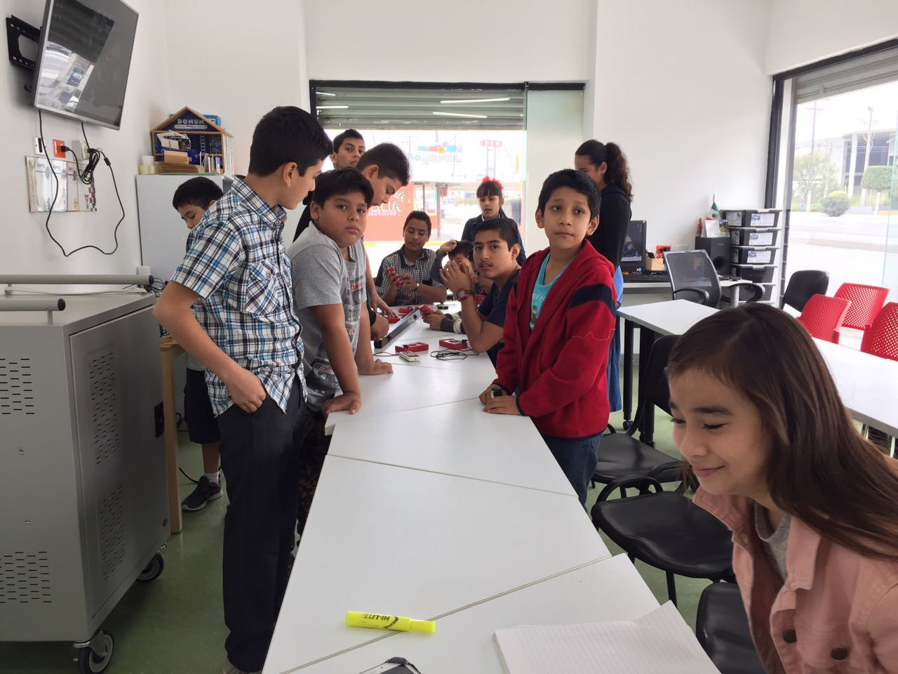 Imparten curso intensivo de robótica a niños de primaria 