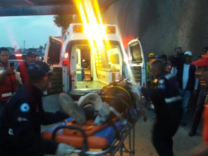 Hombre cae de un andamio de 6 metros 