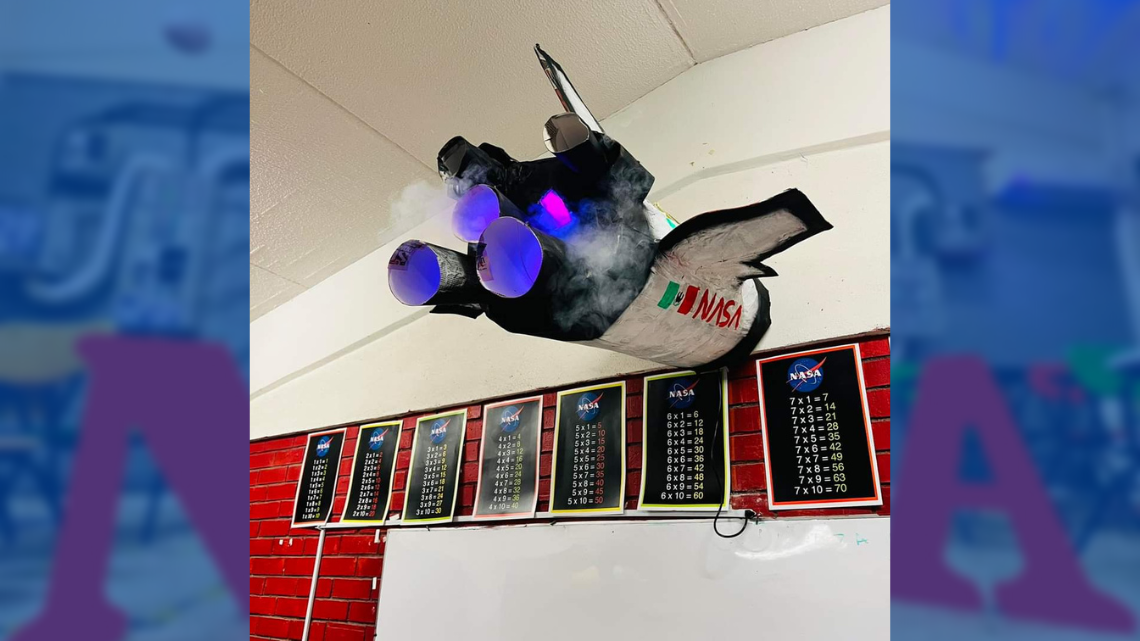 Todos a bordo: El Profe Chido decoró su salón de la NASA para estudiantes