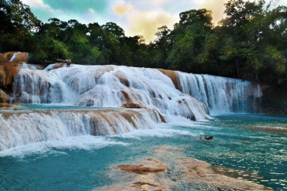 Cascadas de agua azul de Tumbalá disminuyeron por sismo
