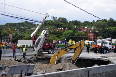 SCT buscará a responsables del socavón en el Paso Exprés