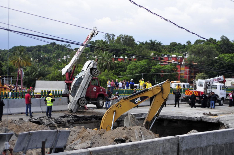 SCT buscará a responsables del socavón en el Paso Exprés