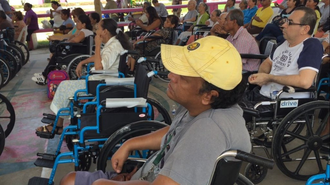 Entregan aparatos funcionales a personas con alguna discapacidad