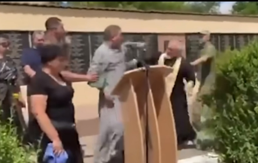 Sacerdote ruso golpea con crucifijo a sacerdote ucraniano 