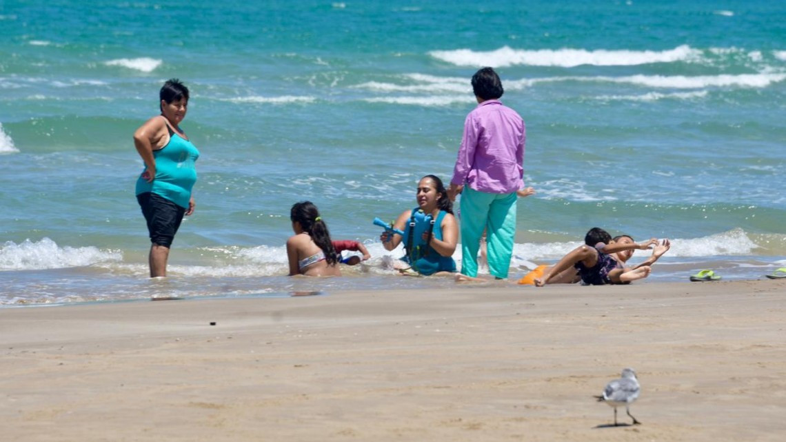 Cientos de vacacionistas acuden a la playa Tesoro