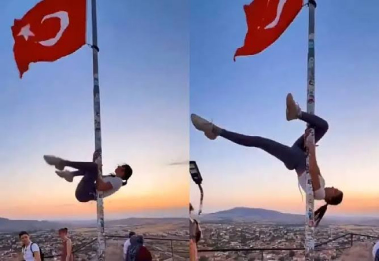 Turista extranjera causa indignación en Turquía tras usar asta de bandera como tubo de pole dance