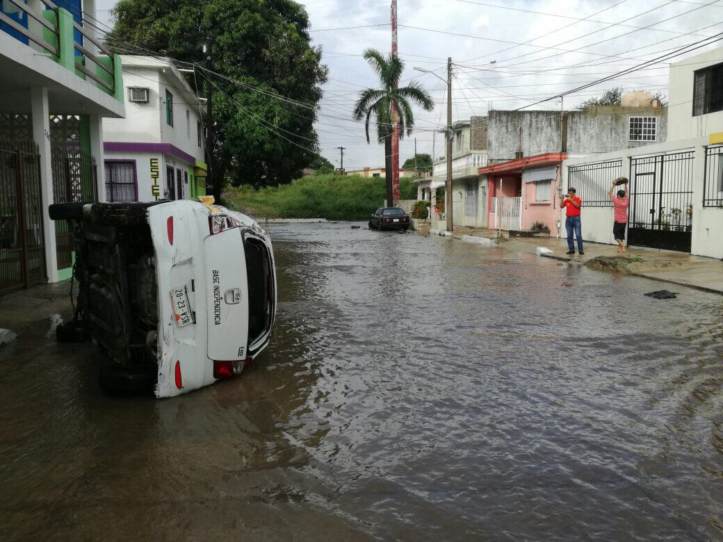 Corriente arrastra taxi en Madero