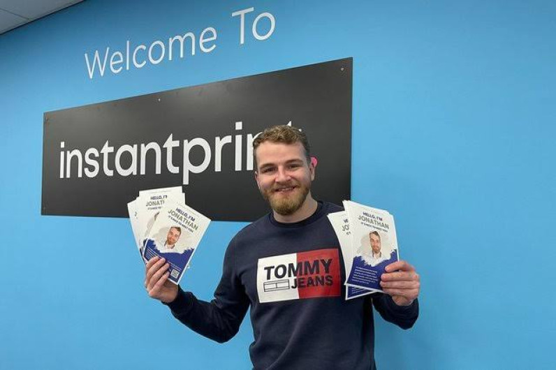 Joven deja CV en coches de un estacionamiento y consigue trabajo