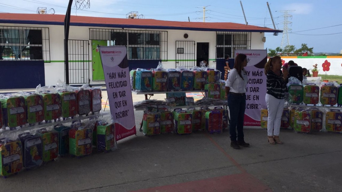 Apoya diputada con mochilas y útiles escolares a estudiantes de escasos recursos