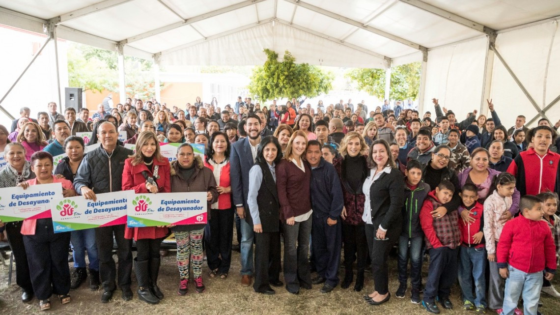 Entrega DIF dotaciones "Desayuna bien en navidad"