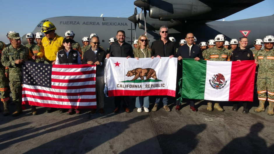 Delegación mexicana que ayudará a combatir incendios llega a Los Ángeles: Gobernador de California los recibe y agradece a Sheinbaum