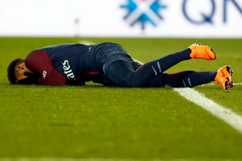 Reportan que Neymar se operará y no jugará ante el Madrid