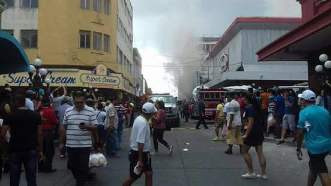 Dantesco incendio en la zona centro de Tampico afecta 3 negocios