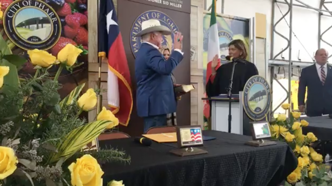 Rinde protesta Sid Miller como Comisionado de Agricultura de Texas