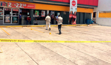 Balean a mujer saliendo de tienda