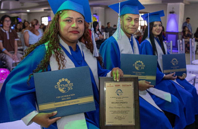 Asiste Alcalde Dr. Rubén Sauceda Lumbreras a ceremonia de graduación del CETMAR 35