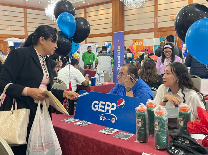 Ofertan mas de mil vacantes en Feria del Empleo para la Mujer