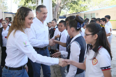 Adrián Oseguera beneficia a más de 800 niños con la entrega de techumbre