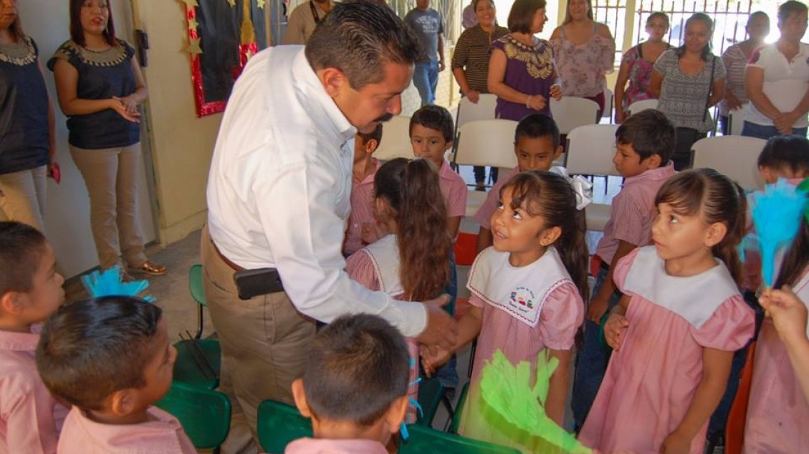 Ayuntamiento dona 2 minisplit a Jardín de Niños "Benito Juárez"