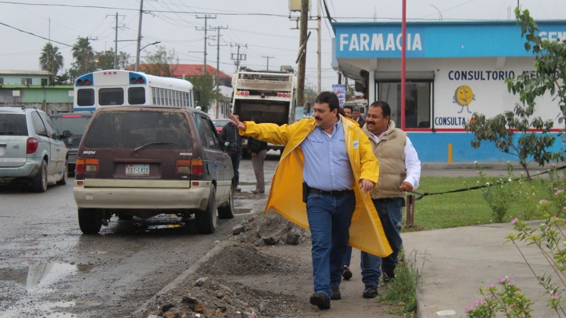 Entrega Alcalde impermeables a empleados de servicios públicos primarios 