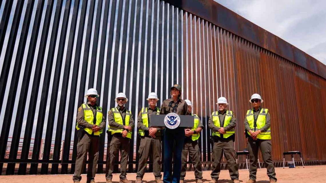 Gobierno de Trump pinta de negro el muro fronterizo para dificultar su escalada