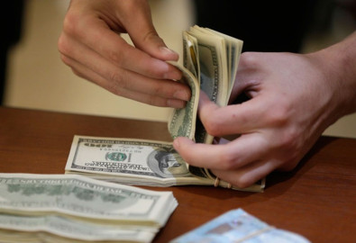 Dólar a la venta en el AICM hasta en 17.81 pesos