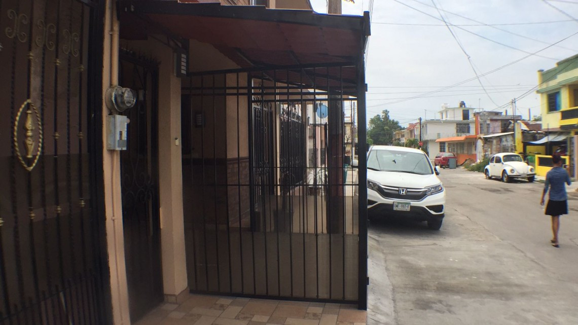 Retirará Ayuntamiento enrejado de cocheras que invaden vía pública