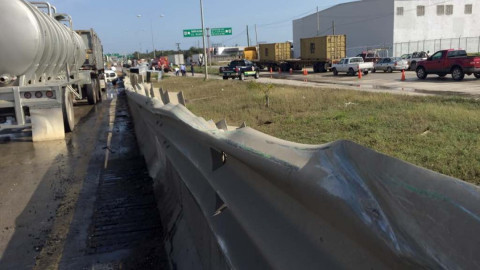 Pavimento mojado provoca aparatoso accidente