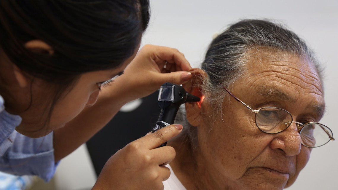 Ofrecen servicios de salud a personas vulnerables