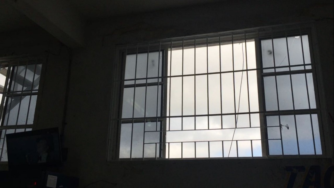 Instalan enrejado en ventanas del mercado gastronómico de Madero