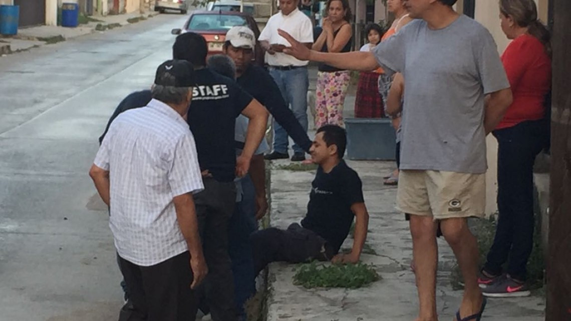 Exceso de velocidad genera volcadura en calle secundaria