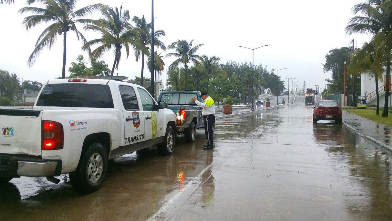 Con patrullas y grúas apoyan a carros varados en avenidas inundadas