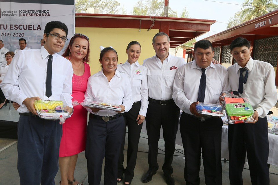 Entrega Ayuntamiento paquetes de útiles escolares