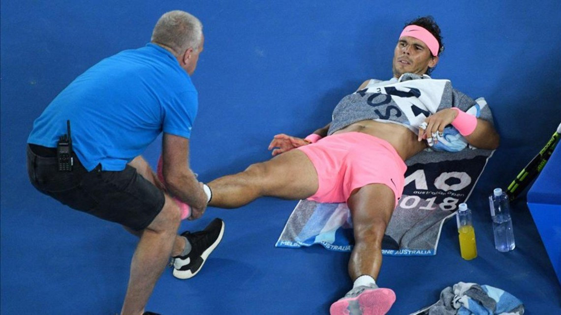 Nadal abandona el Abierto de Australia por molestias