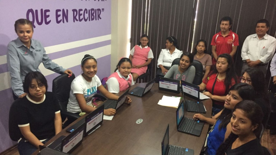 Diputada beneficia a alumnos con laptops