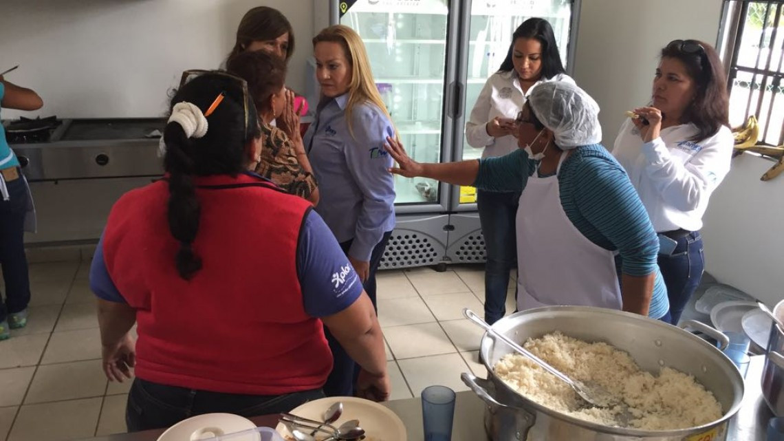 Atienden pobreza extrema con alimentos calientes en diversas zonas