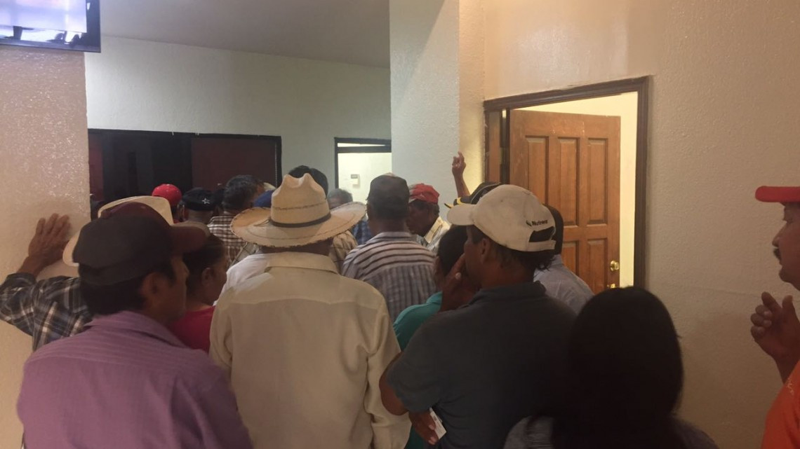 Empleados reclaman vales de despensa al municipio
