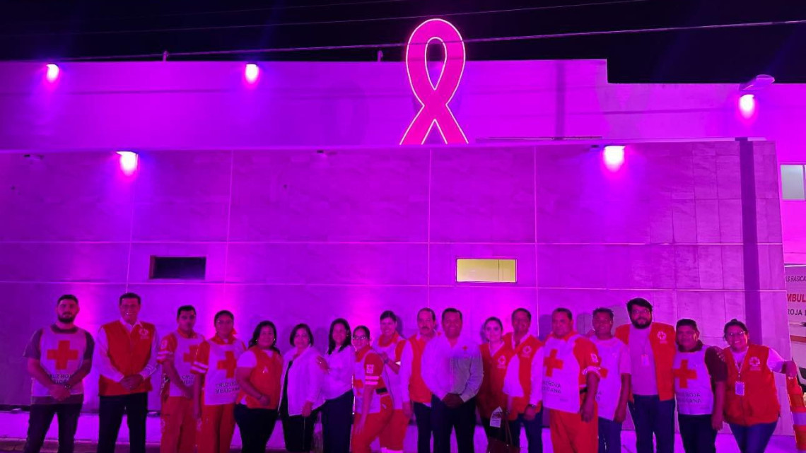 Cruz roja se ilumina de Rosa contra el cáncer de mama