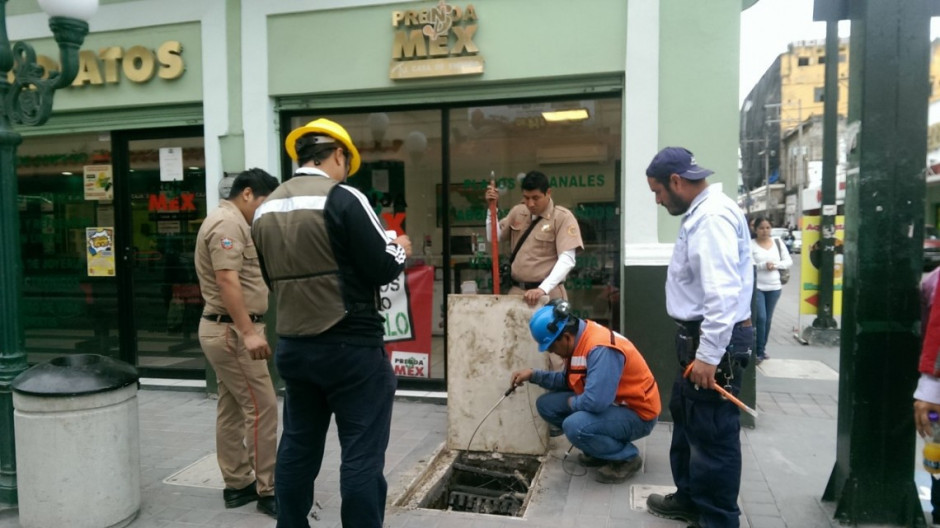 Supervisa Protección Civil registros y alcantarillas de la zona centro