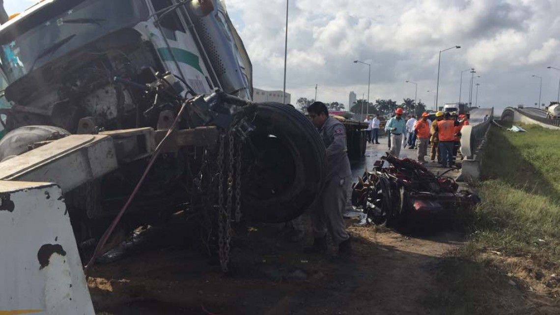 Pavimento mojado provoca aparatoso accidente