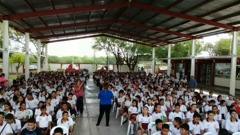 Sector Salud da pláticas sexuales a estudiante