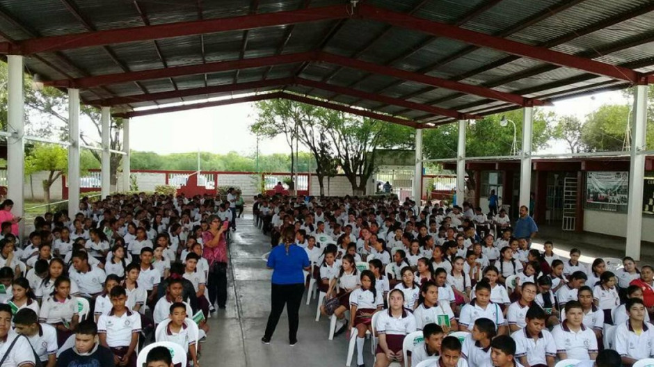 Sector Salud da pláticas sexuales a estudiante