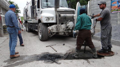 Se congratulan vecinos por saneamiento en la colonia El Anhelo