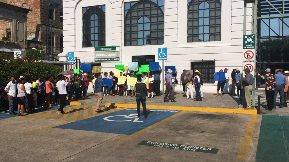 Habitantes del Tamesí hacen plantón en CFE exigen servicio a luz