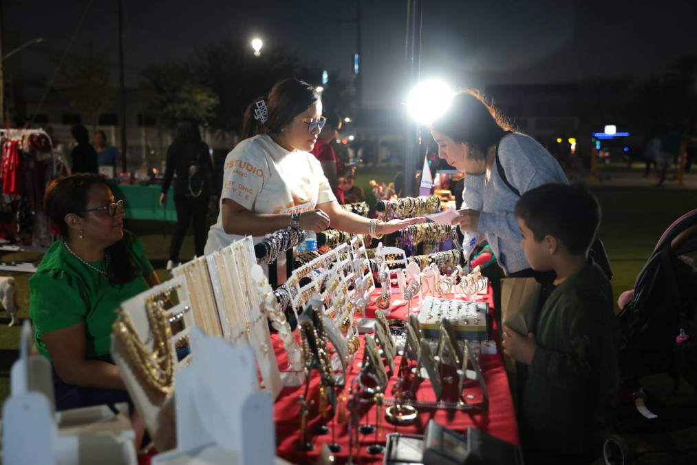 Aprovechan ciudadanos promociones del Buen Fin en Bazar UNE