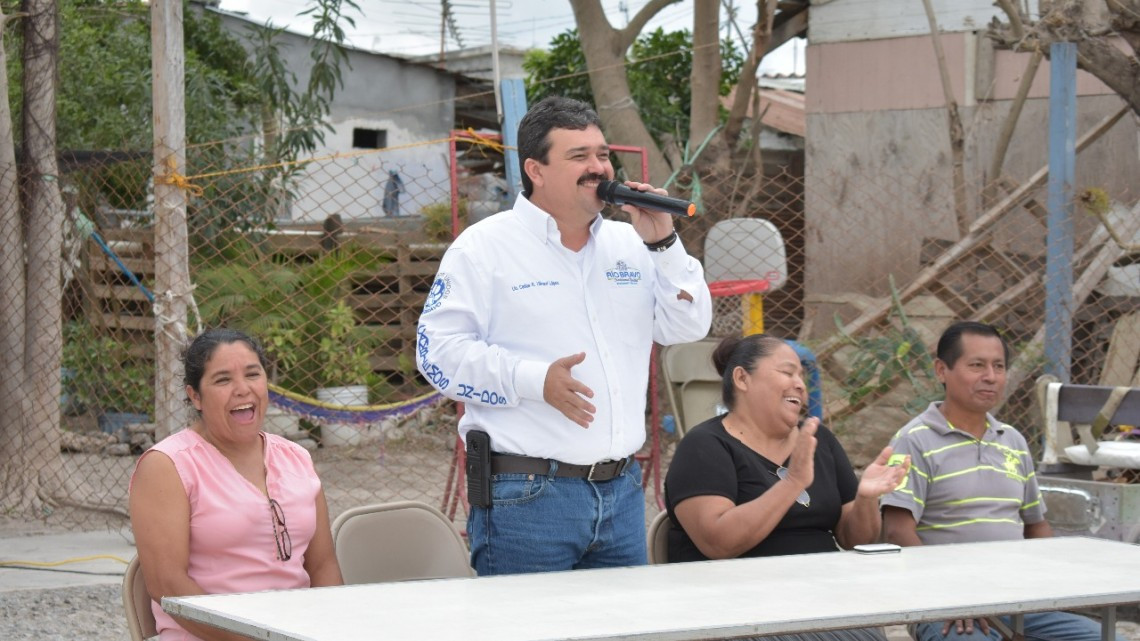 Convive Carlos Ulivarri con vecinos de la Cavazos Lerma 