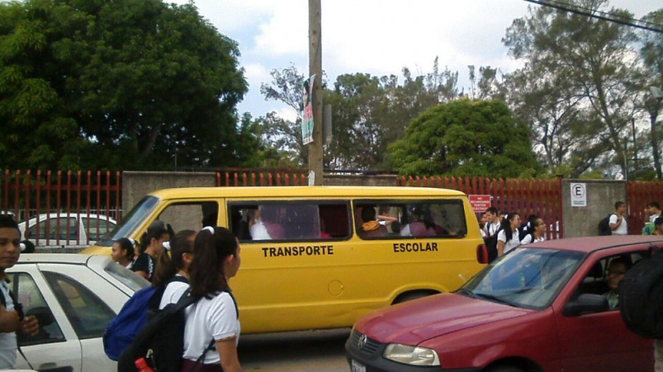 Alumnos en riesgo por transporte escolar pirata